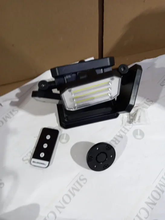 BELL & HOWELL 300 LUMENS BIONIC FLOODLIGHT