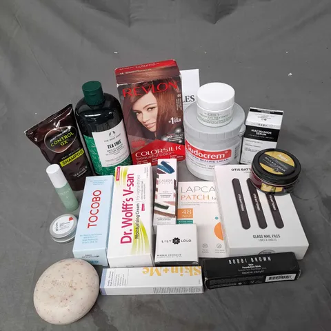 APPROXIMATELY 20 ASSORTED COSMETIC PRODUCTS TO INCLUDE CAUDALIESALYCILIC SERUM, TOCOBO SUNCREAM, LILY LOLO MINERAL CONCEALER ETC