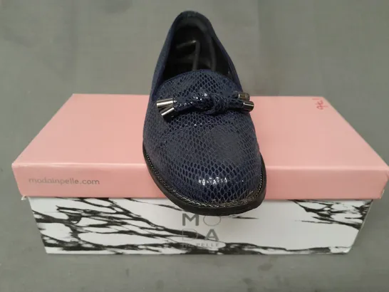 BOXED PAIR OF MODA IN PELLE ELAINA CHUNKY KNOT LOAFERS IN NAVY LIZARD EU SIZE 38