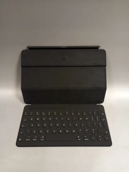 BOXED APPLE SMART KEYBOARD FOR IPAD (9TH, 8TH AND 7TH GEN) AND IPAD AIR (3RD GEN) RRP £169
