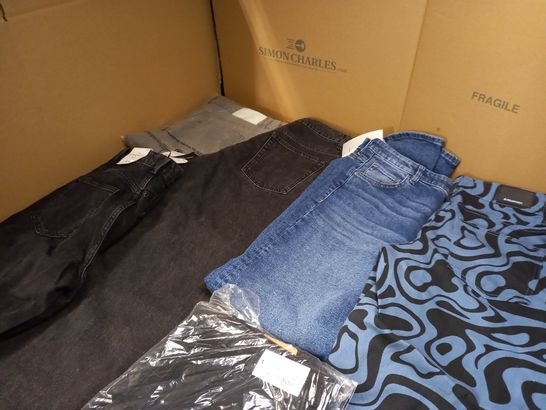 LOT OF APPROX 10 ASSORTED PAIRS OF JEANS VARYING IN STYLE/SIZE/COLOUR