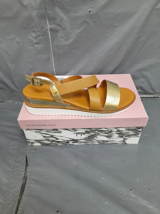 BOXED PAIR OF MODA IN PELLE WEDGE SANDAL WITH CROSS OVER IN TAN LEATHER SIZE 7