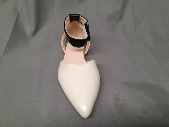 BOXED PAIR OF DESIGNER POINTED TOE SHOES IN WHITE/BLACK/METALLIC GOLD EU SIZE 35