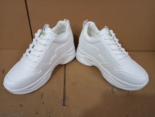 BOXED PAIR OF DESIGNER SHOES IN WHITE EU SIZE 37