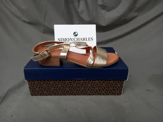 BOXED PAIR OF CARL SCARPA TIANEY SANDALS IN GOLD SIZE 6