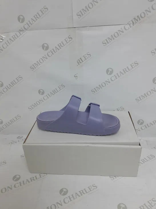 BOXED PAIR OF SKECHERS ARCH FIT FOAMIES SLIDE SANDALS IN LAVENDER SIZE 6