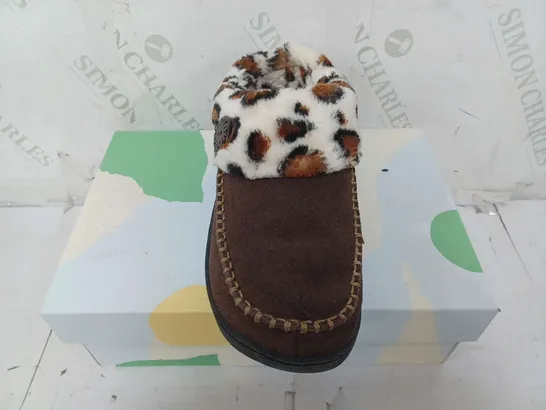 BOXED EARTH SLIPPERS IN DARK BROWN CHEETAH - SIZE 6