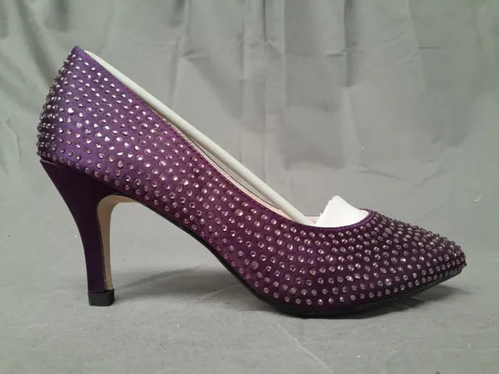 BOX OF APPROXIMATELY 10 BOXED PAIRS OF CASANDRA CLOSED TOE HEELED SHOES IN PURPLE W. JEWEL EFFECT - VARIOUS SIZES