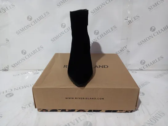 BOXED PAIR OF RIVER ISLAND POINTED TOE HEELED SUEDE SHOES IN BLACK UK SIZE 5