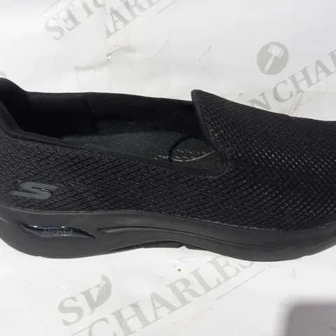 BOXED PAIR OF SKECHERS BLACK SLIP-IN TRAINERS - UK SIZE 5