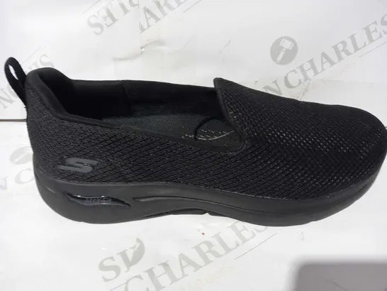 BOXED PAIR OF SKECHERS BLACK SLIP-IN TRAINERS - UK SIZE 5