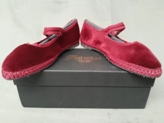 BOXED PAIR OF FLABELUS LUCRECIA SHOES IN WINE EU SIZE 37