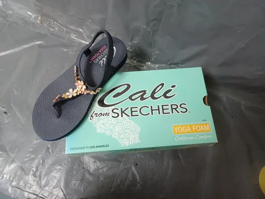 BOXED PAIR OF YOGA FOAM CALI SKECHERS SANDALS UK SIZE 6