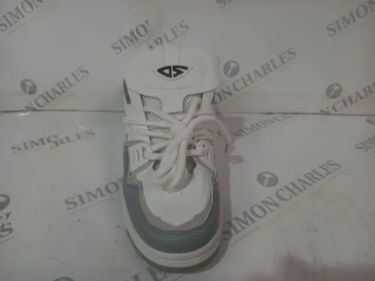 BOXED PAIR OF SKOO WOOD SHOES IN WHITE/GREY EU SIZE 43