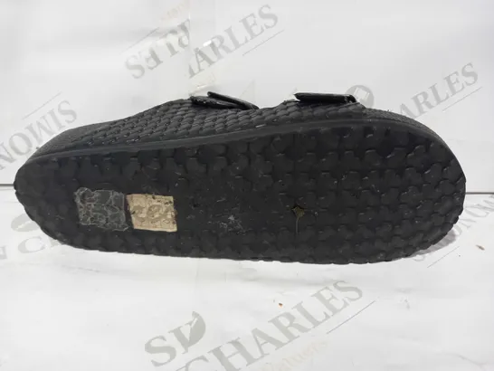 BOXED PAIR OF SKECHERS BLACK SANDALS UK SIZE 4