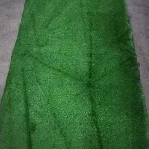 PALLET OF APPROX 15 UNBRANDED ASTRO TURF IN DARK GREEN - SIZE UNSPECIFIED 