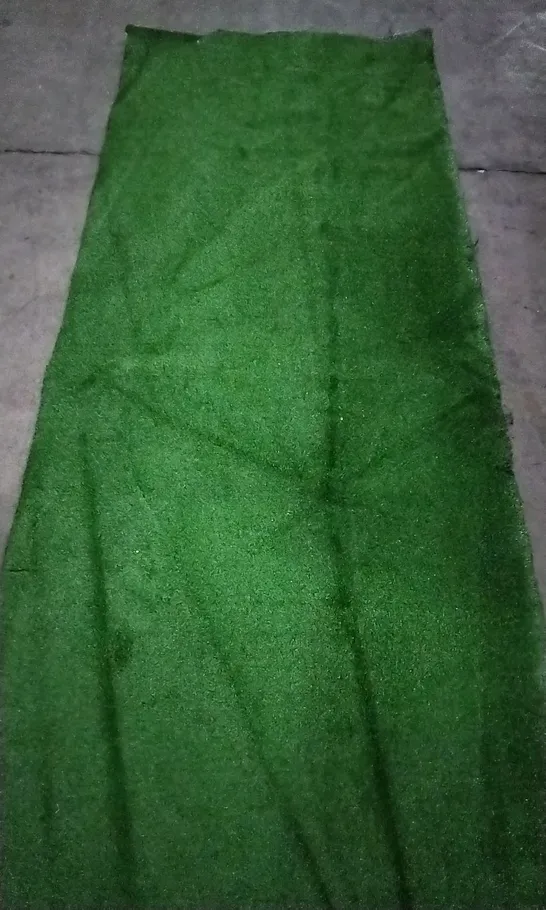 PALLET OF APPROX 15 UNBRANDED ASTRO TURF IN DARK GREEN - SIZE UNSPECIFIED 