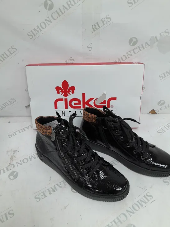 BOXED PAIR OF RIEKER HI TOP CUFF TRAINERS IN BLACK UK SIZE 6.5