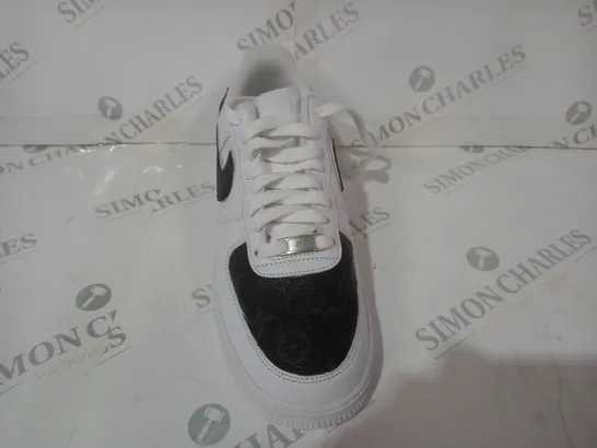 BOXED PAIR OF NIKE AIR FORCE 1 SHOES IN WHITE/BLACK UK SIZE 8.5