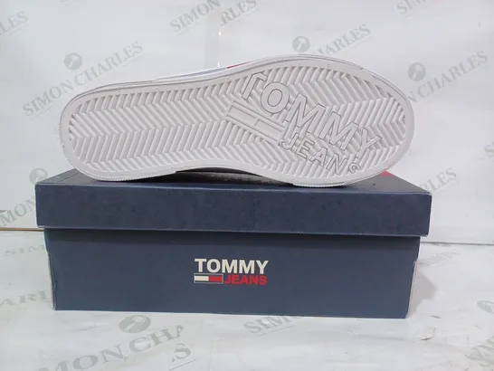 BOXED PAIR OF TOMMY JEANS TRAINERS IN WHITE UK SIZE 7