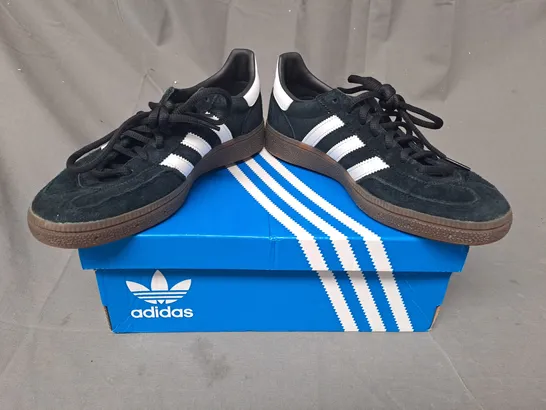 BOXED PAIR OF ADIDAS HANDBALL SPEZIAL SHOES IN BLACK/WHITE UK SIZE 5