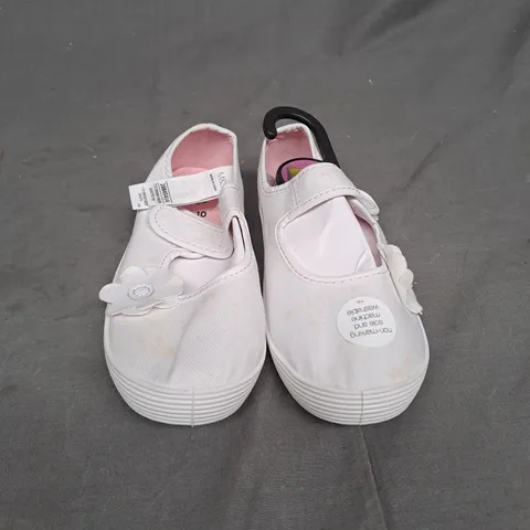 BOXED LOT OF APPROX 40 PAIRS OF CHILDREN'S WHITE PUMPS WITH FLOWER DETAIL. VARIOUS SIZES