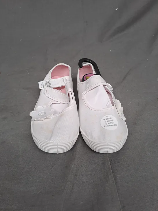 BOXED LOT OF APPROX 40 PAIRS OF CHILDREN'S WHITE PUMPS WITH FLOWER DETAIL. VARIOUS SIZES