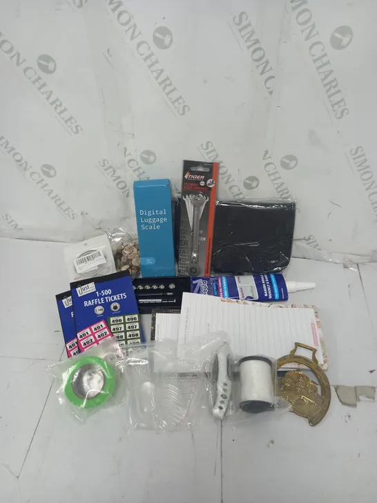 APPROXIMATELY 10 ASSORTED HOUSEHOLD GOODS TO INCLUDE DIGITAL LUGGAGE SCALE, TIGER FLEXIBLE GEAR WRENCH, MOULD MAGIC GEL ETC. 