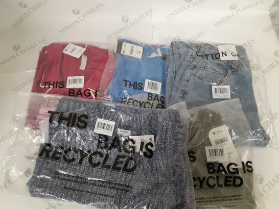 APPROXIMATELY 20 ASSORTED COTTON CLOTHING ITEMS TO INCLUDE SATIN SLEEP SET SIZE XL, STRETCH MOM JEAN SIZE 40EU, STRAPPY BACK CROP TOP SIZE XL, RIB ZIP VEST SIZE S