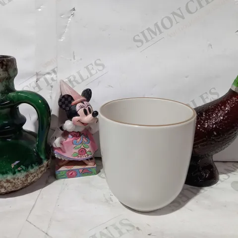 LOT OF APPROXIMATELY 10 ASSORTED HOUSEHOLD ITEMS TO INCLUDE PORCELAIN DINING SET, MINNIE MOUSE ORNAMENT, DECORATIVE BIRDS, ETC - COLLECTION ONLY