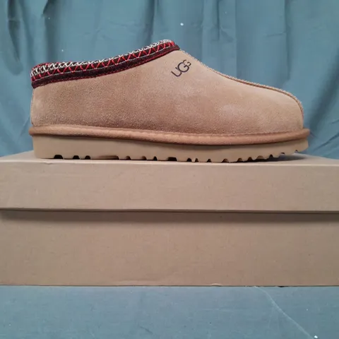 BOXED PAIR OF UGG SLIP-ON FAUX FUR LINED SHOES IN TAN UK SIZE 5