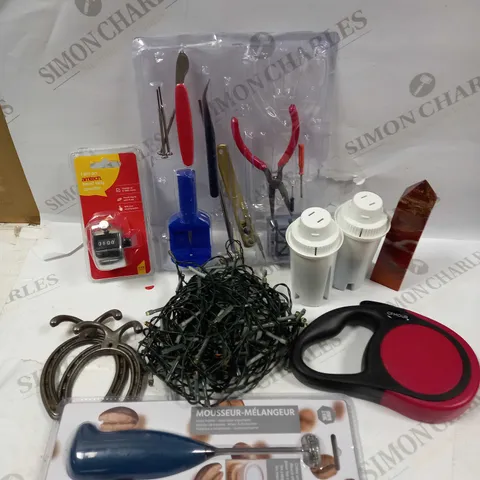 BOX OF APPROXIMATELY 15 ASSORTED HOUSEHOLD ITEMS TO INCLUDE MIXER FROTHER, SOLAR WIRE LIGHTS, DECORATIVE HORSESHOE HOOKS ETC