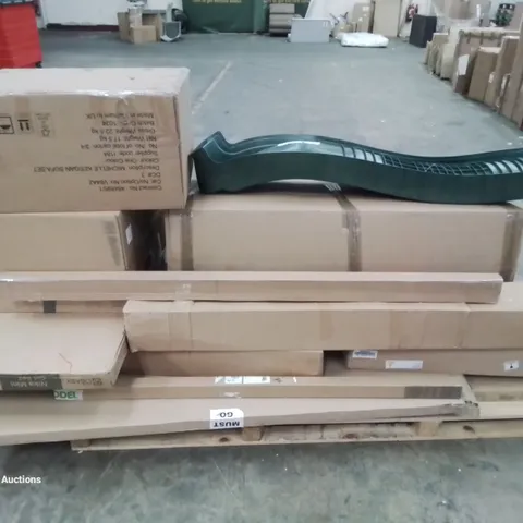 A PALLET OF VARIOUS FURNITURE PARTS AND GARDEN ITEMS