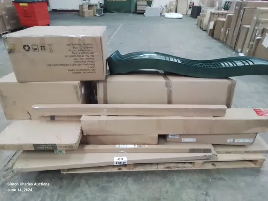 A PALLET OF VARIOUS FURNITURE PARTS AND GARDEN ITEMS