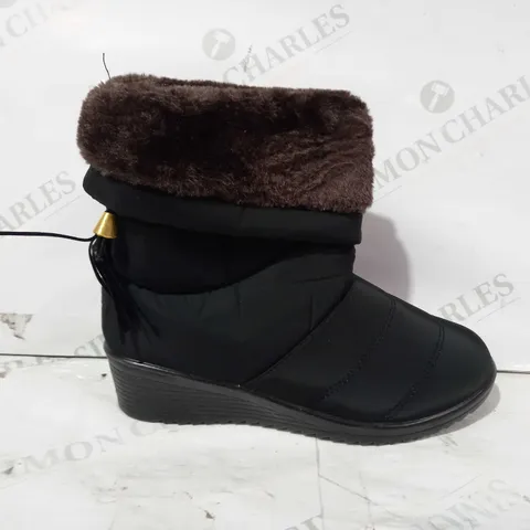 BOXED PAIR OF XIUXIAN FAUR FUR LINED ANKLE BOOTS IN BLACK SIZE UNSPECIFIED