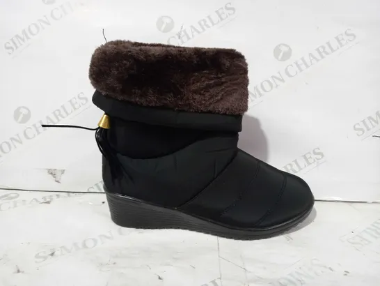 BOXED PAIR OF XIUXIAN FAUR FUR LINED ANKLE BOOTS IN BLACK SIZE UNSPECIFIED