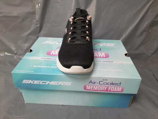 BOXED PAIR OF SKECHERS AIR-COOLED MEMORY FOAM TRAINERS IN BLACK SIZE 7