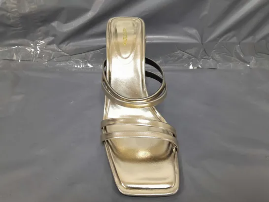 BOXED PAIR OF PRETTY LITTLE THING OPEN TOE HIGH BLOCK HEEL SANDALS IN METALLIC GOLD SIZE 5