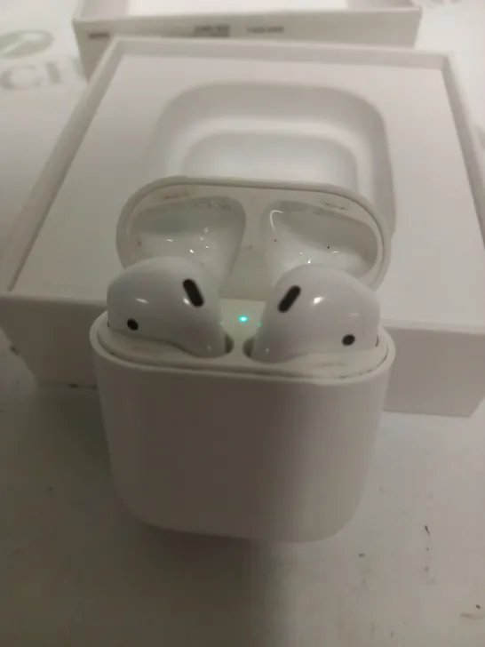 APPLE AIRPODS