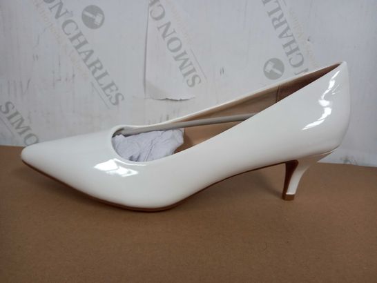 BOXED PAIR OF DREAM PARIS HEELS (WHITE), SIZE 8.5 US