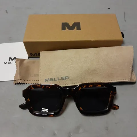 MELLER BROWN PATTERENED FRAMED GLASSES IN CASE