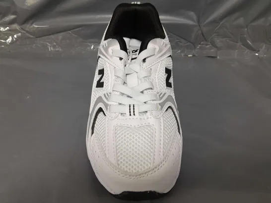 BOXED PAIR OF NEW BALANCE KIDS SHOES IN WHITE/BLACK UK SIZE 13