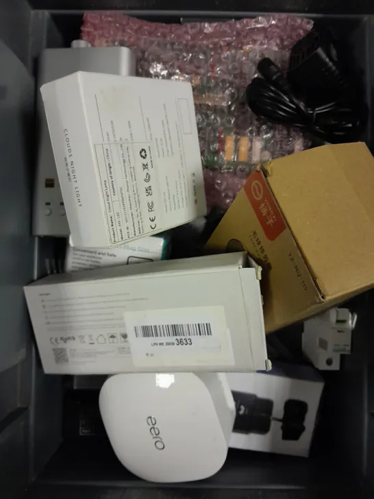 APPROXIMATELY 20 ASSORTED ELECTRICAL PRODUCTS TO INCLUDE LUGGAGE SCALES, CARBON MONOXIDE ALARM, TP-LINK WIFI PLUG ETC 