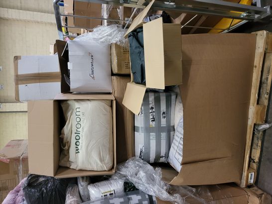 PALLET OF A SIGNIFICANT QUANTITY OF ASSORTED HOME ITEMS TO INCLUDE TEMPUR ORIGINAL COMFORT PILLOW, QOMFOR COCCYX CUSHION AND KURNI MATTRESS TOPPER