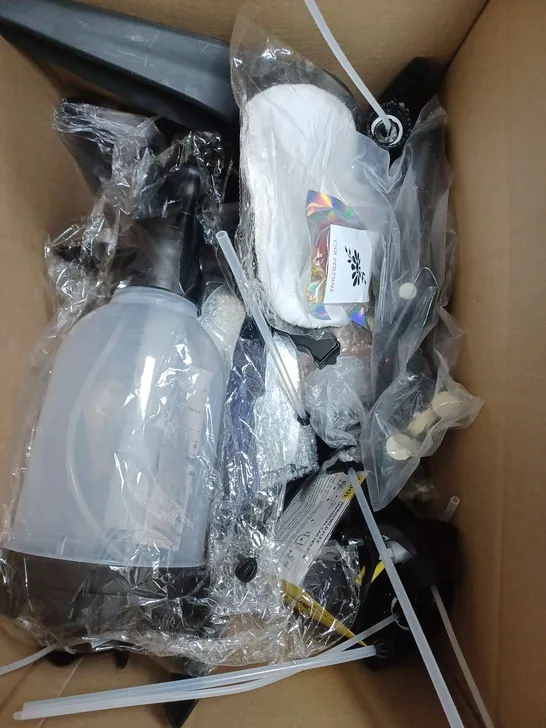 BOX OF ASSORTED CAR ITEMS TO INCLUDE - SIDE MIRRORS - PHONE HOLDER - SUN SHIELD / COLLECTION ONLY   