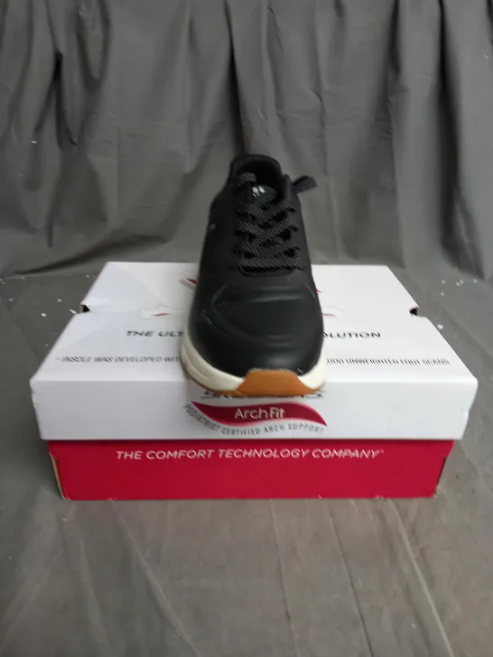 BOXED BLACK SKETCHERS ARCH FIT TRAINERS SIZE 5 