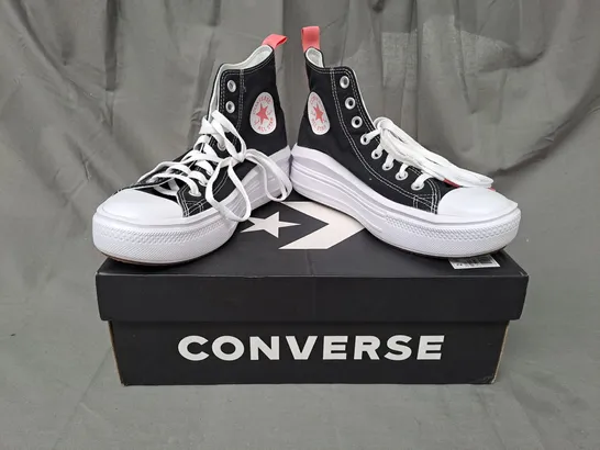 BOXED PAIR OF CONVERSE SHOES IN BLACK/WHITE UK SIZE 6.5