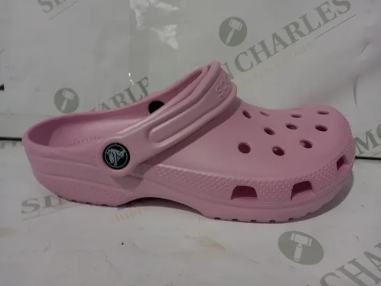 PAIR OF CROCS CLASSIC KIDS CLOGS IN PINK UK SIZE 4