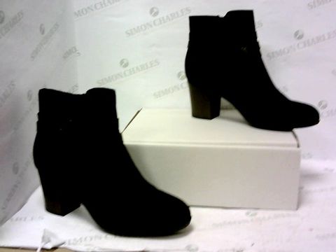 BOXED PAIR OF CLARKS BLACK HIGH HEEL BOOTS SIZE 8D