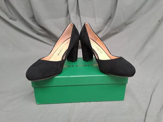 BOXED PAIR OF CASTAMERE FAUW SUEDE BLOCK HEEL SHOE IN BLACK SIZE 5